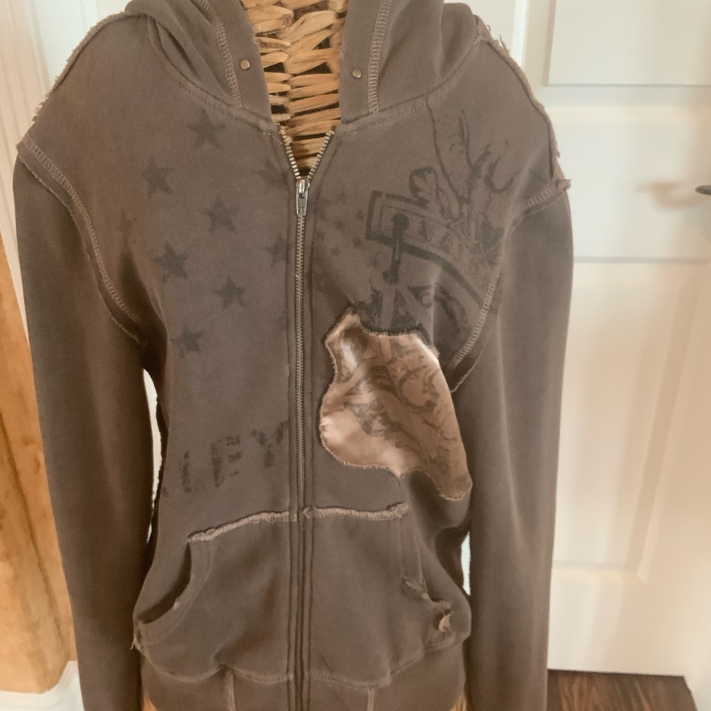 Cozy brown sweatshirt with a lot of detail